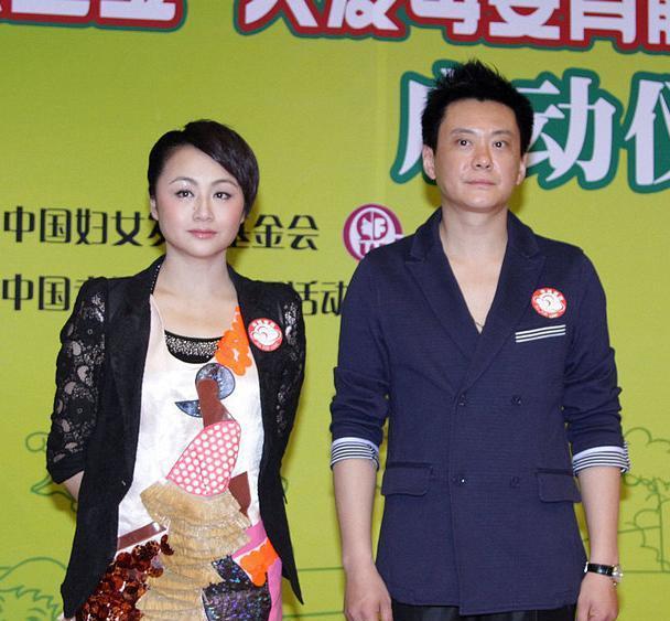 曹颖脸肉肉的时候和王斑还是蛮有夫妻相的，后来曹颖瘦了，他们夫妻相也就没了影子。