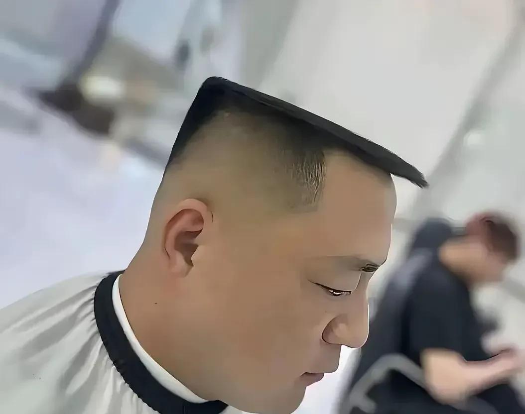 明天有个重要应酬
今天特意去理了个发
带造型设计那种
为了面子
人生第一次花了1