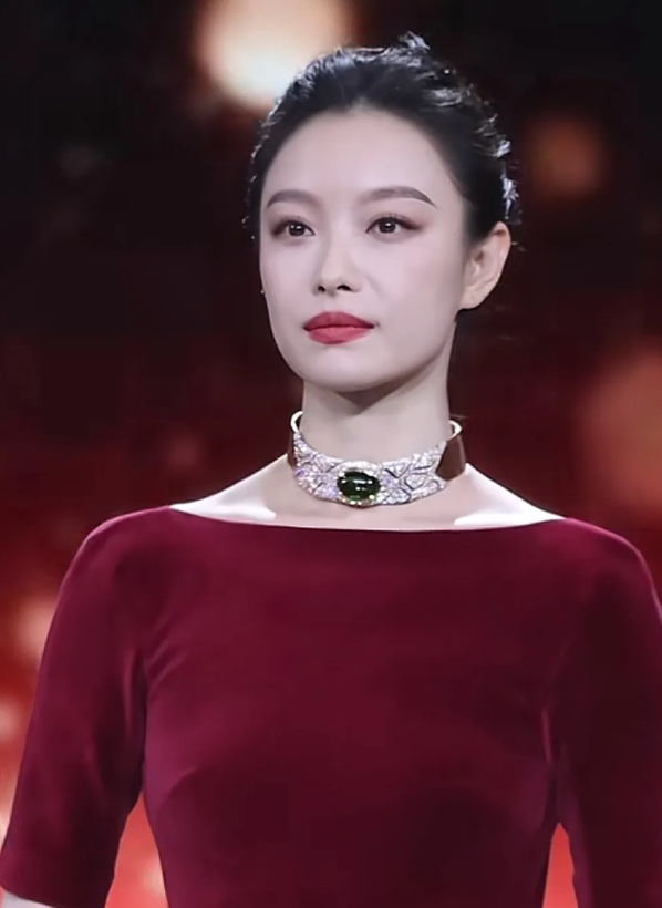 她高贵、优雅，宛如端庄大气的红丝绒美人。
她没有佩戴耳饰，没有做美甲，也没有过多
