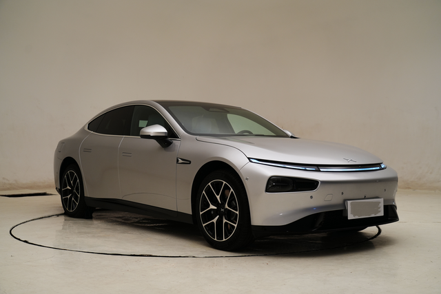 小鹏P7的外观仁者见仁智者见智
外观上小鹏P7并不算惊艳，我觉得一般般吧。P7的