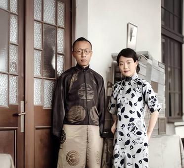 这是20世纪20年代，末代皇帝溥仪与婉容在天津。溥仪身穿传统的长衫，外套马褂，脚