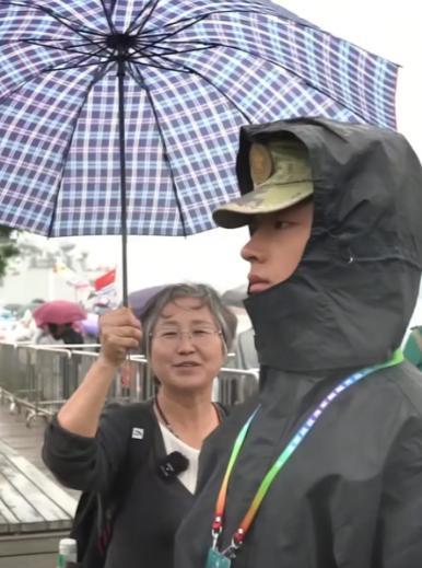 上人民日报了！河南，一位妈妈坐了整整10小时绿皮火车，一路颠簸到青岛去看儿子。谁