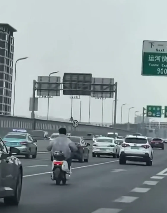 今天（3月27日），扬州快速路高架上惊现一辆无牌电动自行车（或摩托车），骑车人未