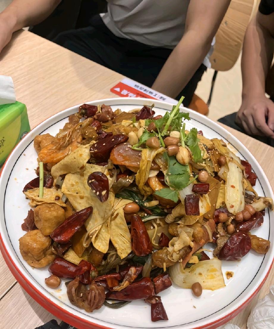 商场里面的餐饮确实不便宜，这一份130，一个人估计应该够吃了，俩人肯定吃不饱。