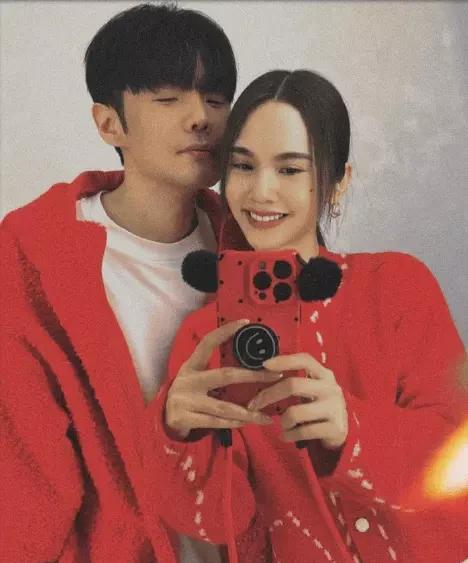 【甜蜜暴击！杨丞琳李荣浩牵手庆结婚6周年，术后陪伴超感人】
更暖心的是，杨丞琳发