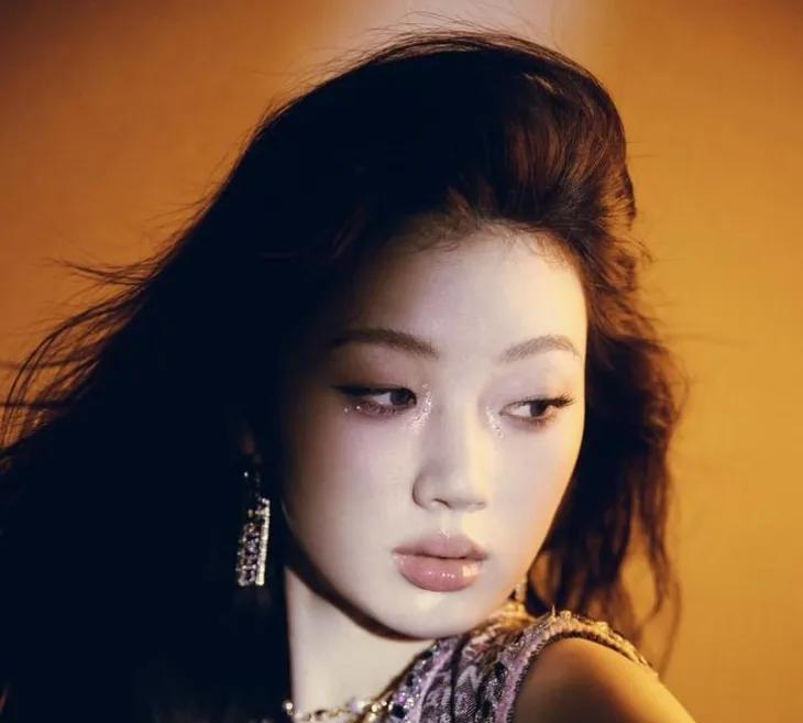 单依纯实力超凡
单依纯实力强劲。00后的她，唱功扎实，音域跨度大，音色独特且辨识