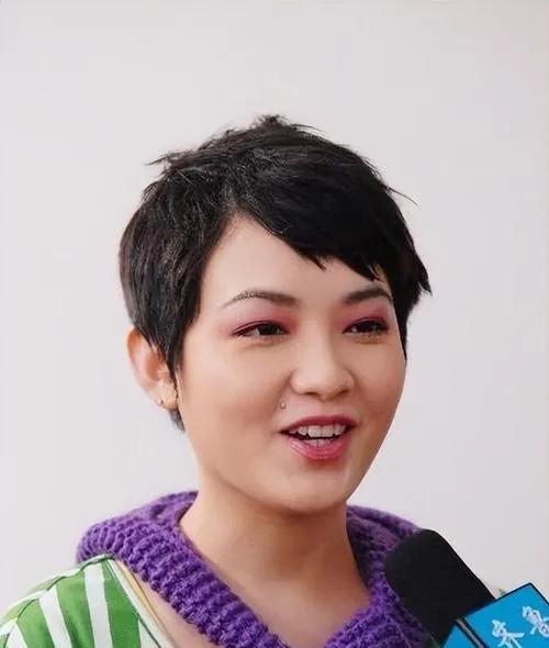 范晓萱久违露面引关注
近日，47岁的范晓萱在萧敬腾婚礼上久违露面，一头绿发、宽松