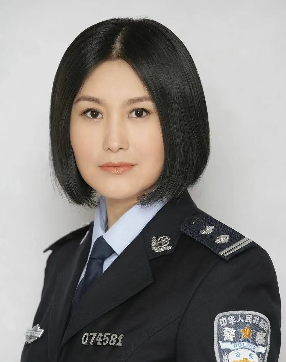 估计得有很多人知道这演员吧？
她留着标志的发型，端庄干练的气质，目光自信犀利，看
