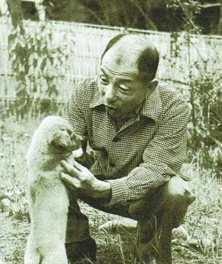 1938年除夕，在郴州幽禁的张学良无聊之余，和看管他的十几个特务在饭厅里推牌九玩