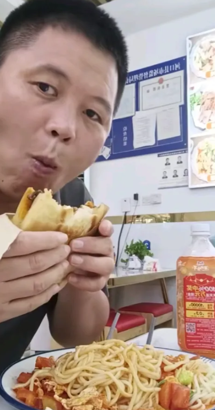 因跨国找媳妇而出名的大网红西安八哥还真是陕西的一个“人才”哦！整天拍的视频内容除