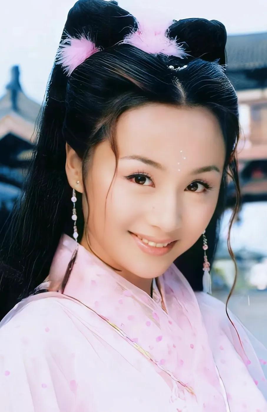 《乘风2025》开播第一天就贡献了社死名场面！曹颖成"话题刺客"？
见到王珞丹先