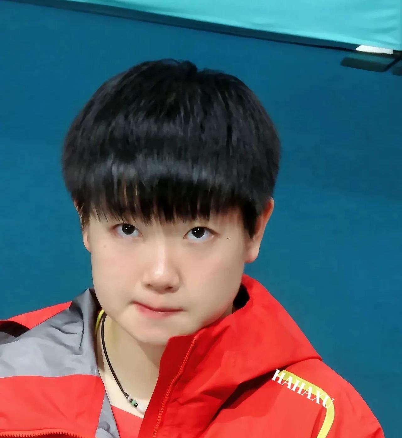 邱怡可讲的，巴黎单打第五局9:7关键时候，吃了个发球，节奏就乱了。
那是个长球，