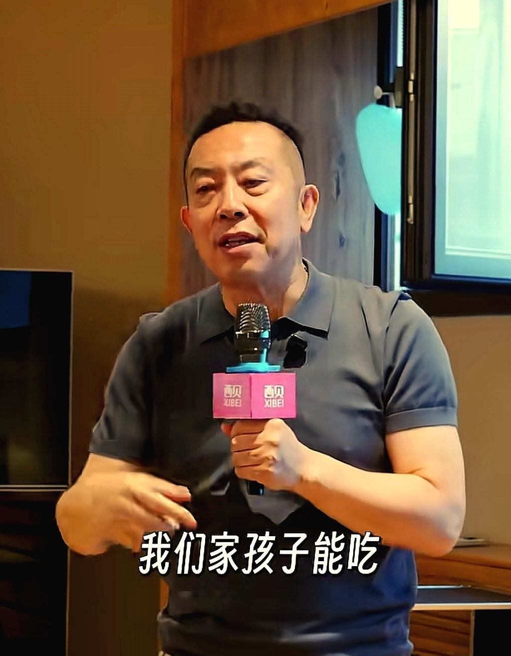 西贝老板贾国龙其实是个菩萨心肠的人！
他明明可以直接卖预制菜，他却不这样干，偏偏