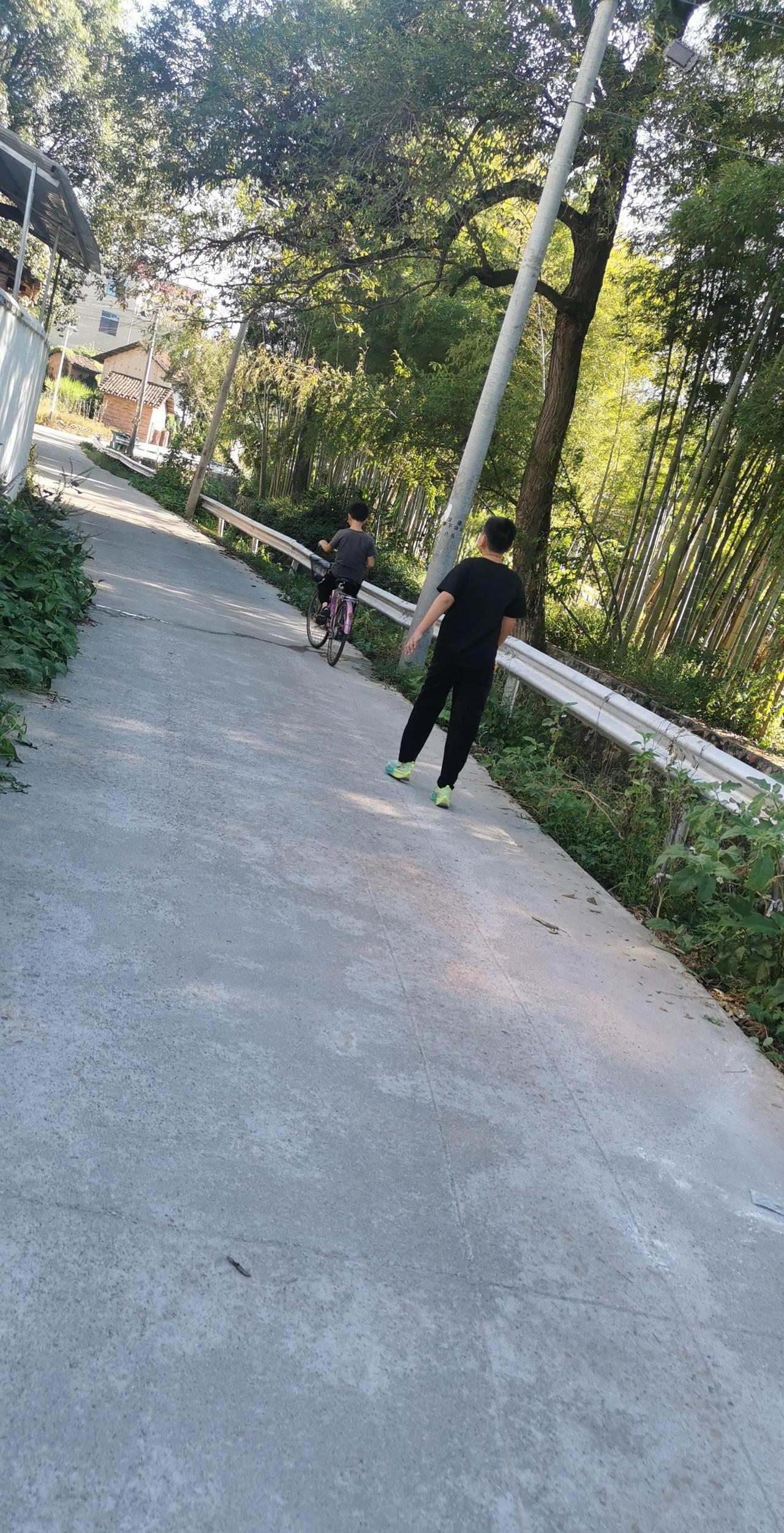 不知道大家发现没有，30年前的农村整个镇没有一个说普通话的。
现在30年后的农村