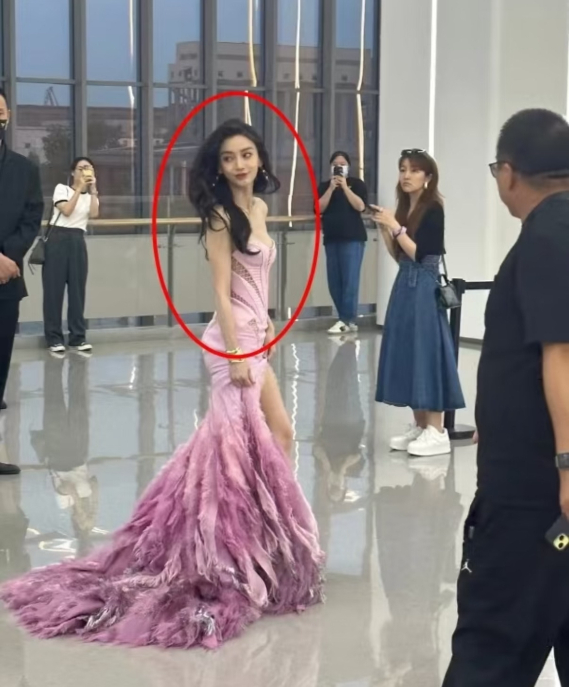 这是哪位明星，突然想不起来了，也太美了吧！！脸巨小！瘦瘦的！头发也多多的，羡慕了