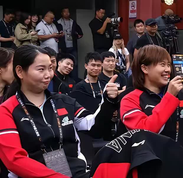大头给何卓佳
抽了个好签：
首局迎战王曼昱
怪不得何卓佳
表情包多多……