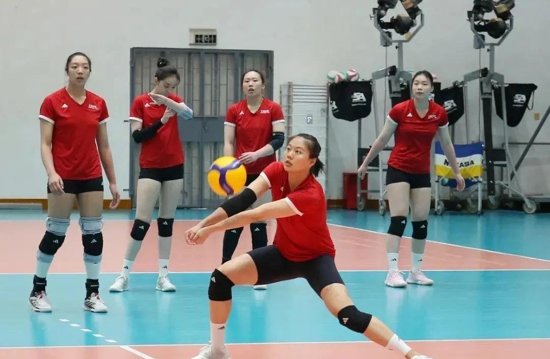 #头号创作者激励计划#
中国女排漳洲备战，李盈莹、高意现身训练馆，另有龚翔宇，王