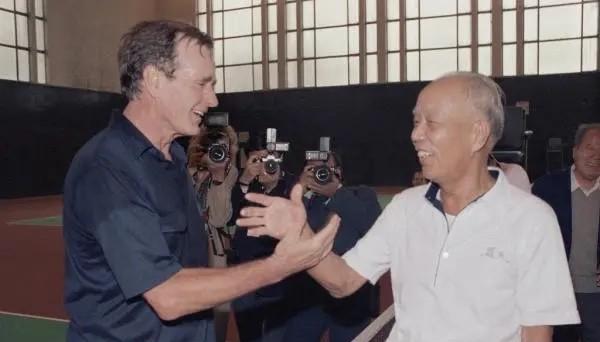 1985年，69岁的副总理万里与时任美国副总统的61岁老布什在北京进行了一场别开