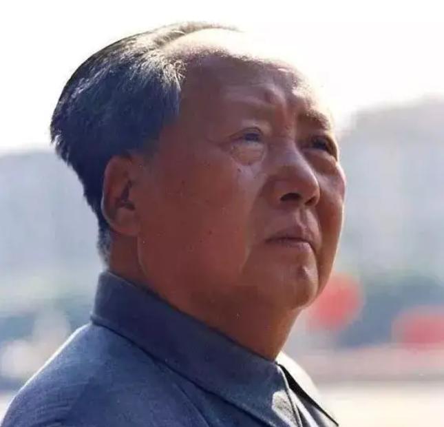 1976年，已经陷入病危的毛主席，用颤抖的手写下三道横杠，又敲了三下木床，陪护人