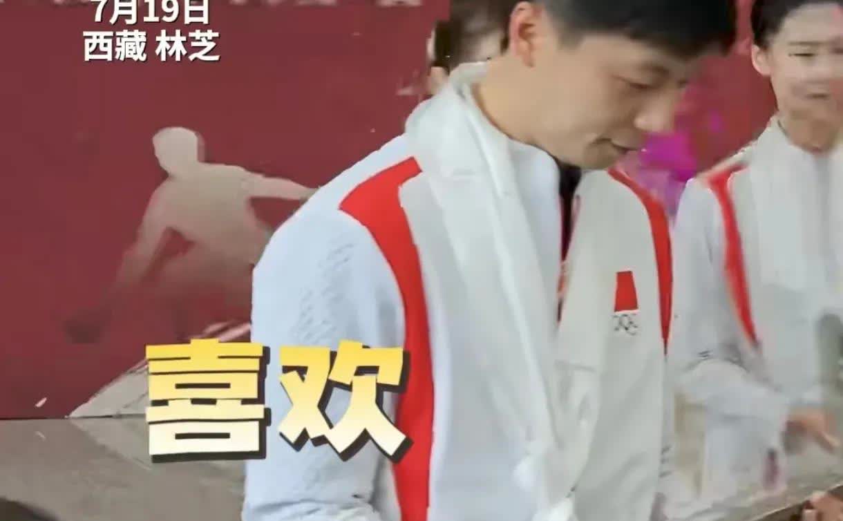 马龙西藏行遇到困扰！
马龙西藏行收货了一辆高铁模型，从马龙的表情来看，非常喜欢