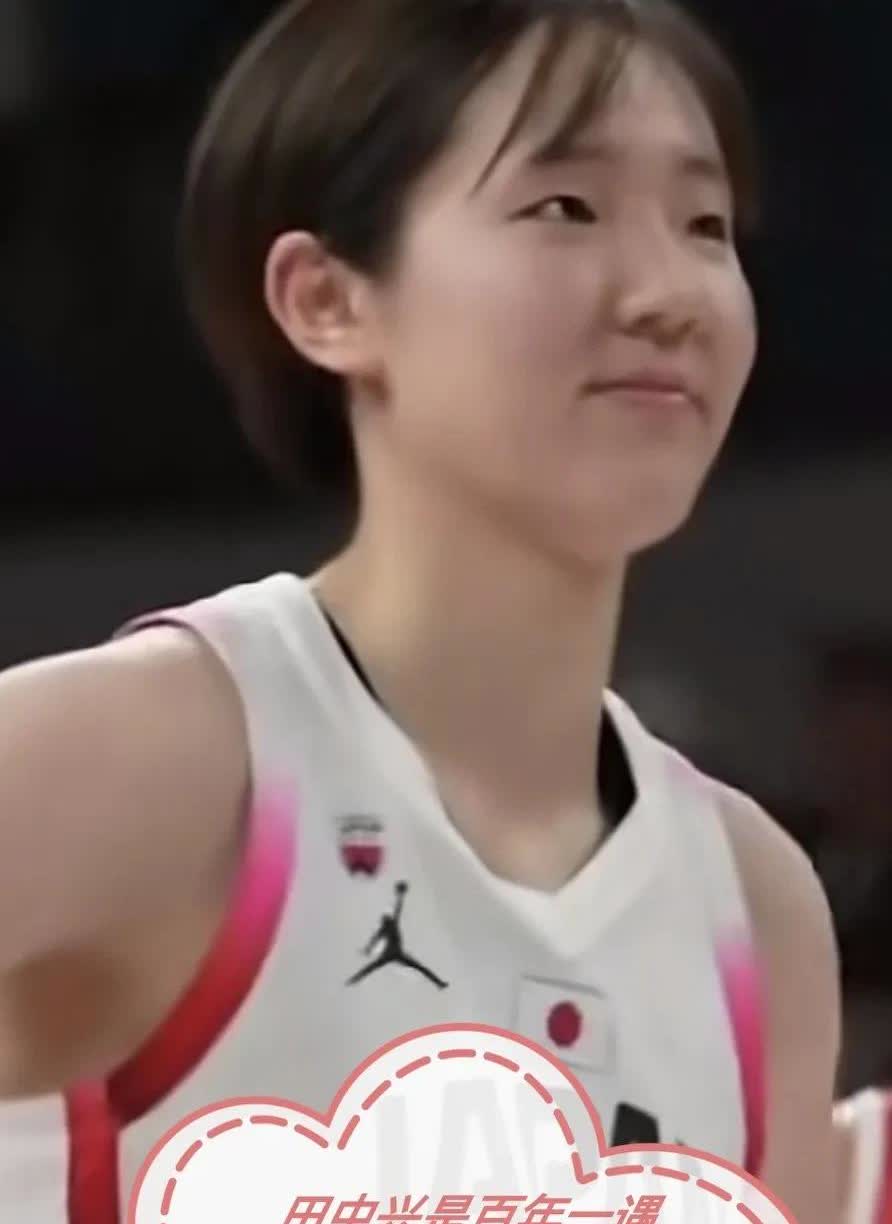 田中心三分球精准。
中国女篮队员就是不吃，不睡的练也达不到这个精度，天赋决定了