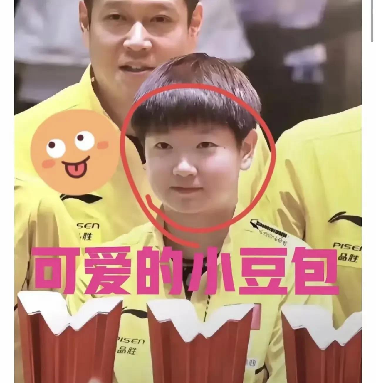 肉嘟嘟的小脸，
像刚出笼的包子，
怪不得都叫莎莎小豆包呢，
这么可爱，谁见了不想