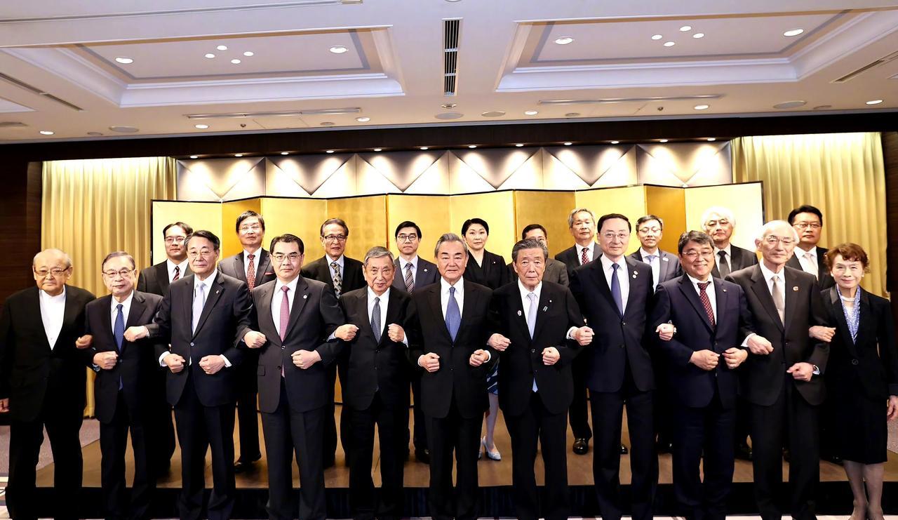 王毅集体会见日中友好团体代表掠影！
从照片看上去信心满满，远亲不如近邻，风风雨雨