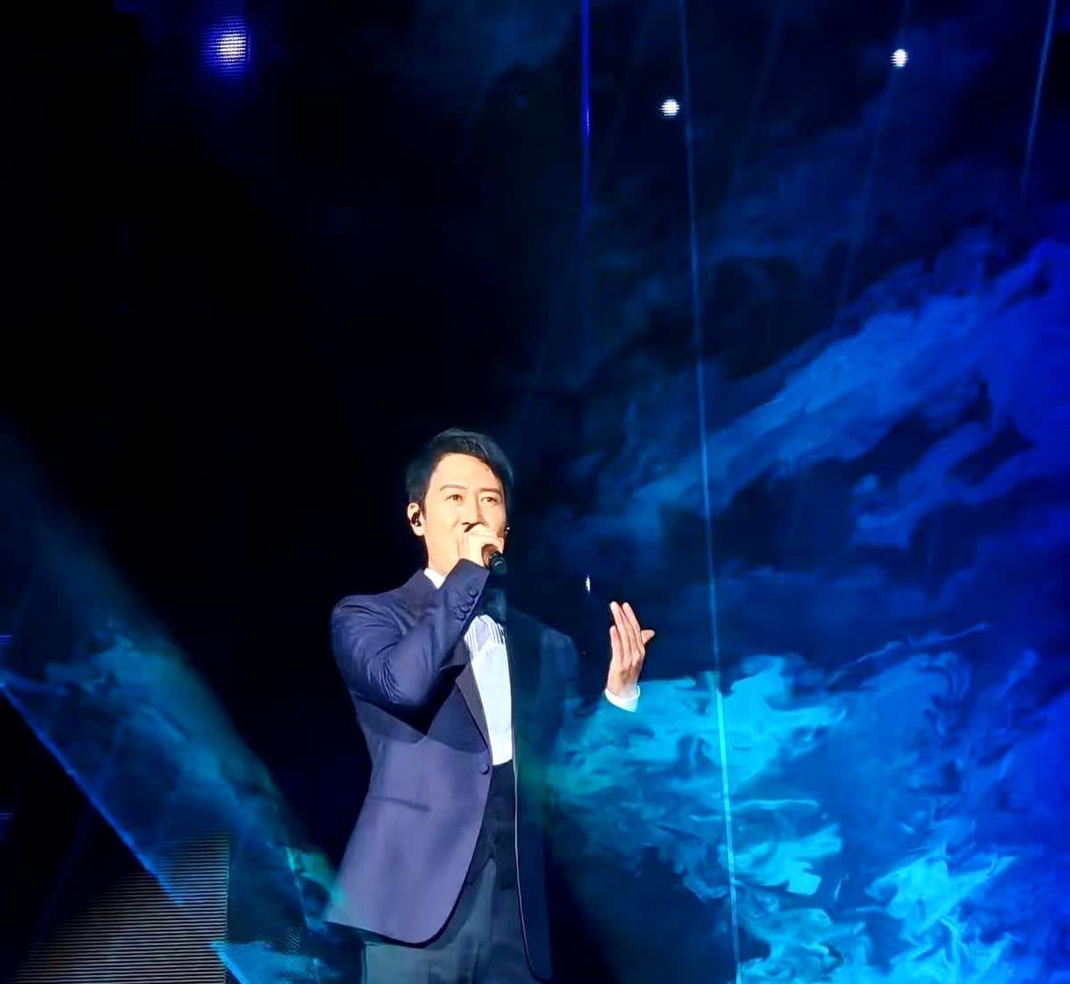 黎明啊黎明，真没法说你，
你是四大天王啊，
演唱会上，你不好好唱歌，却跟大家