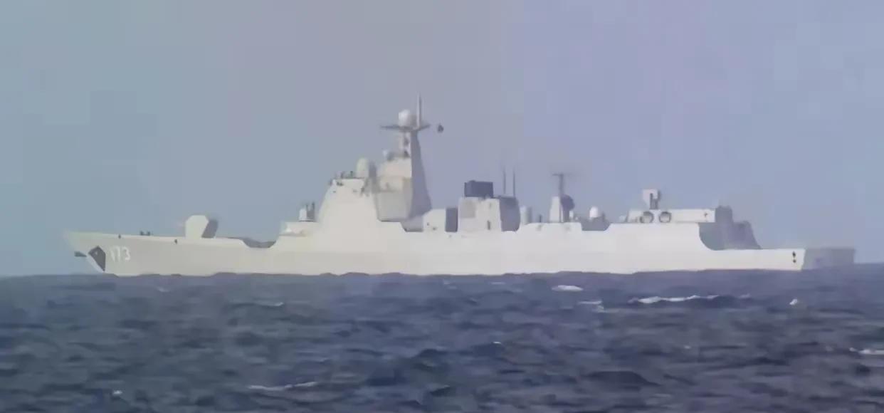 朋友们，国际海域最近可爆出个大新闻！眼瞅着只剩 10 海里，就像平地起惊雷，一艘