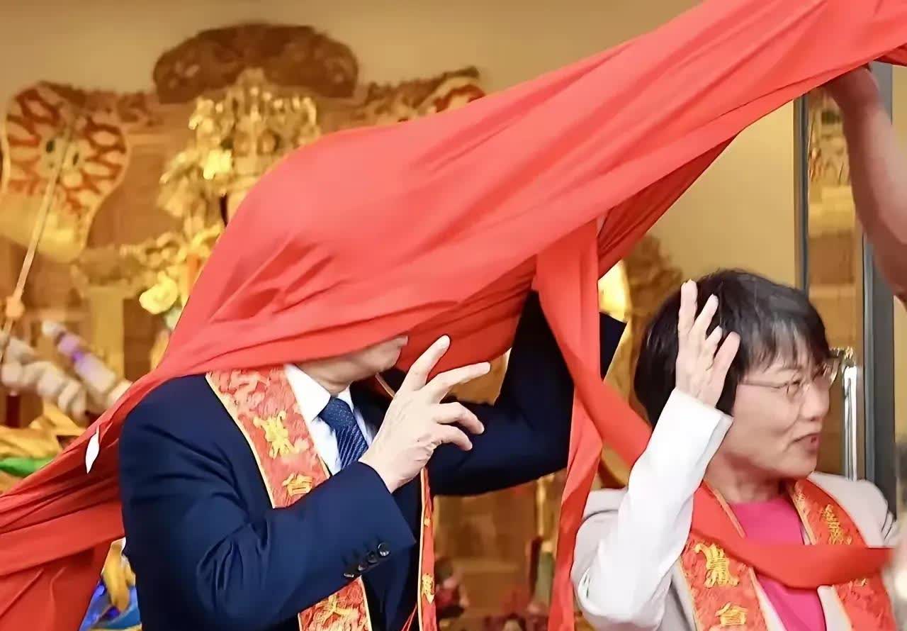 小赖这下睡不着觉了，
本来跑来是想利用妈祖祭典活动做秀的，
没想到当揭牌贵宾