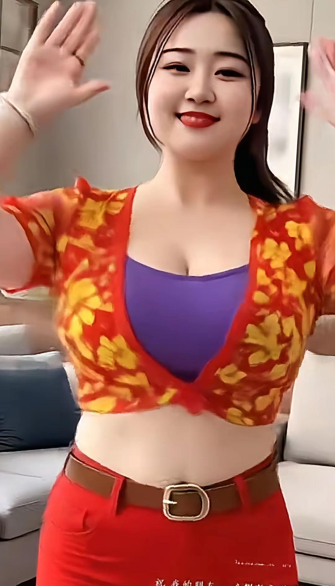观红装戏暑
流火七月暑气嚣，
山东热意冠诸朝。
姑娘红裳似燃火，
笑对骄阳唤雨浇