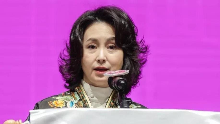 何超琼现身香港妇协晚宴，穿新中式上衣贵气，亲自走到130桌敬酒