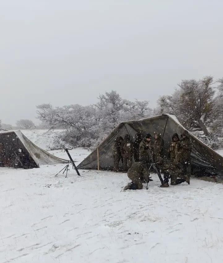在麦哲伦和智利南极洲地区，智利陆军第五师的2000多名士兵、180辆装甲车以及1