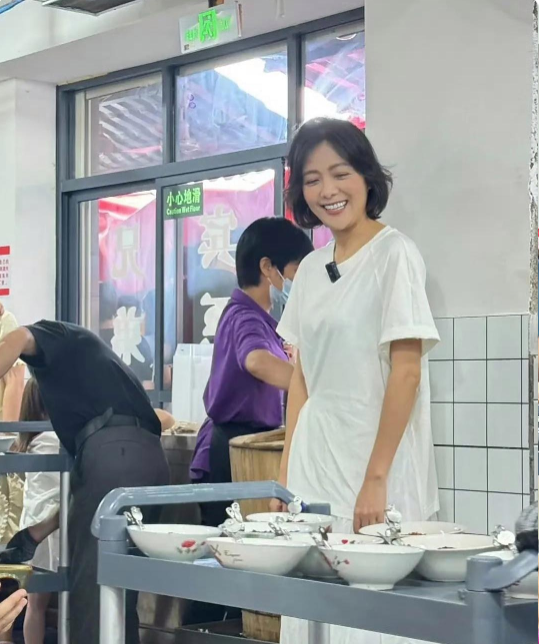 汪涵老婆杨乐乐被偶遇，47岁这个状态不错吧！

