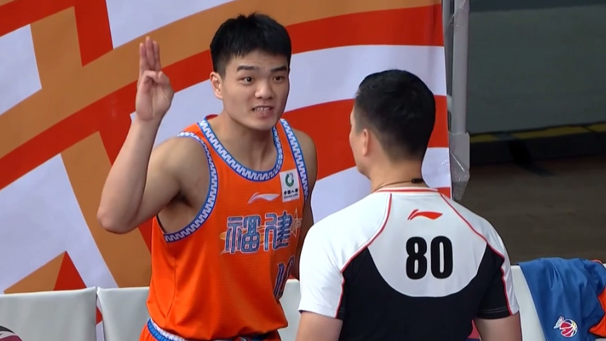 离谱！掏裆被吹夺权，还向裁判发誓喊冤，球迷：是男人就别装无辜