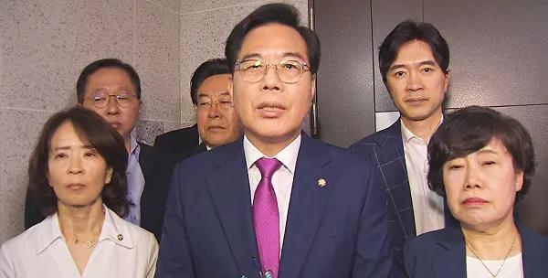 国民力量又去法院抗议了
为了正在铁窗下吹风扇的3617？
这次例外：
吹响全体议