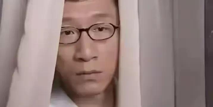孙红雷最成功的作品《潜伏》真是让人百看不厌，余则成和翠平的潜伏，看起来搞笑，实际