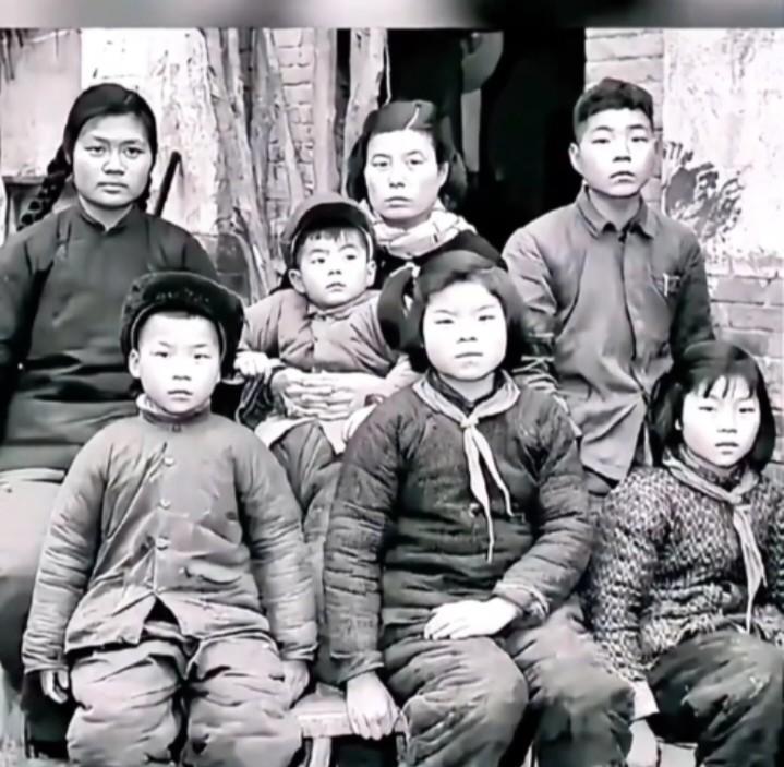 #晒晒年代感的老照片#
1965年，焦裕禄的妻子徐俊雅和6个子女的合影留念。焦裕