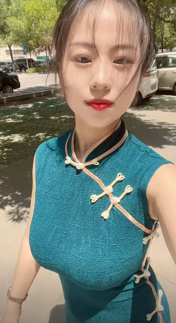 穿青花会更具东方美感。。。