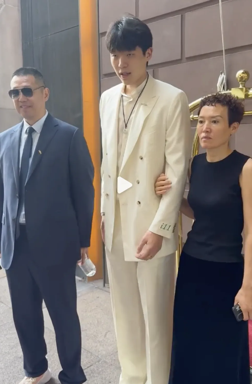 杨瀚森现在入选了NBA，最想感谢的人

不是体校教练，也不是开拓者总经理乔克洛宁