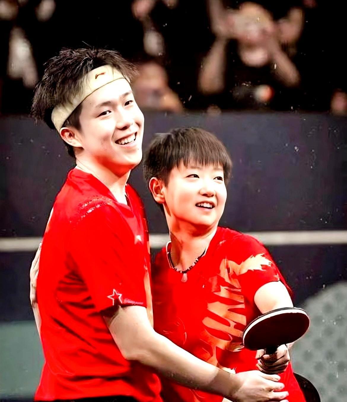 他们连喝水顺序都排座次了！
孙颖莎王楚钦一露面，全场尖叫，中国邮政直接请坐C位，