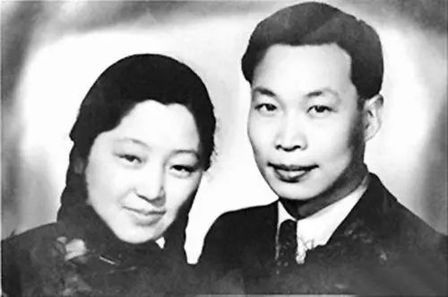 1968年，物理学家钱三强下放陕西。一天，他看见一个女人弯着身子，正在打扫茅厕。