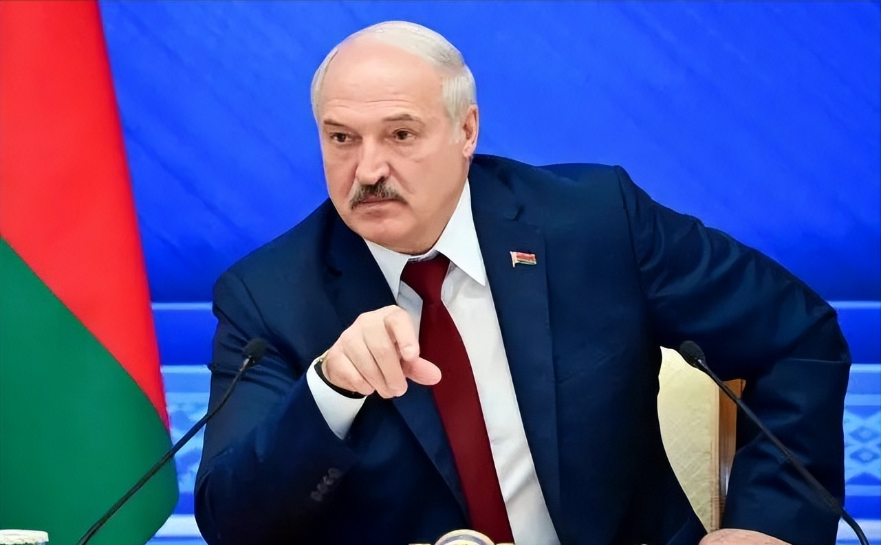 白俄罗斯总统卢卡申科在回答记者提问时表示：俄罗斯的战略是不惜一切代价先“咬”下一