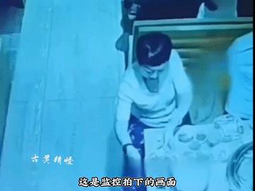 一大妈看见隔壁吃饭的挪车去了，就把自己吃剩的东西，直接倒进别人的锅里，还偷偷的发