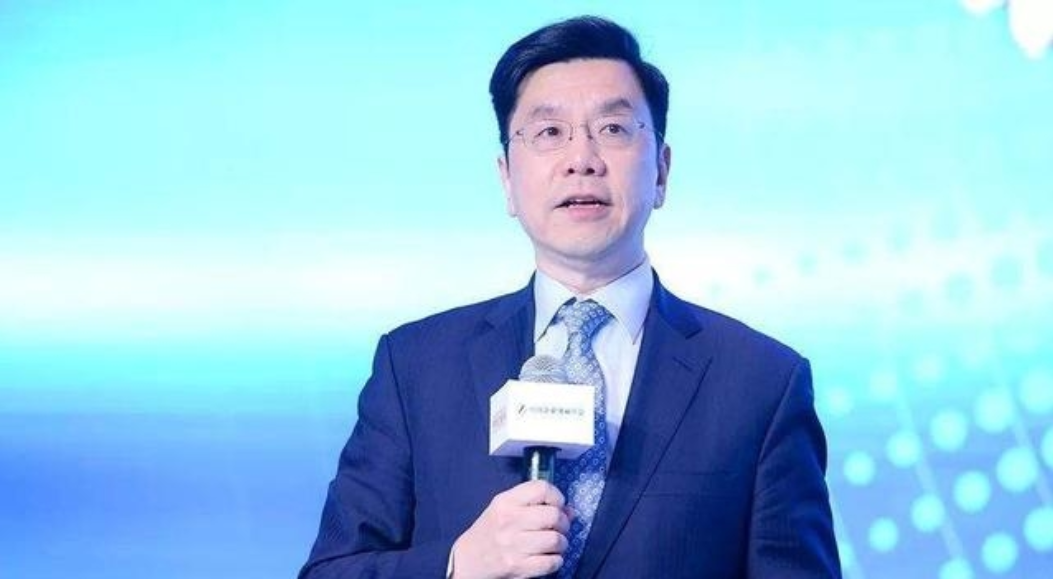 记者问：“中美AI差距在哪？”李开复毫不避讳一针见血地表示：“美国在创新方面领先