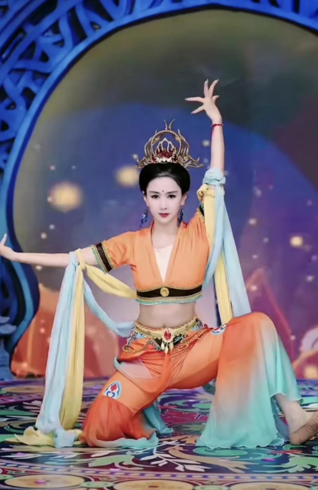 这个叫麦穗儿的舞者好像很神秘
大家最熟知的就是她的“夺命十八蹲”
但是目前无论抖
