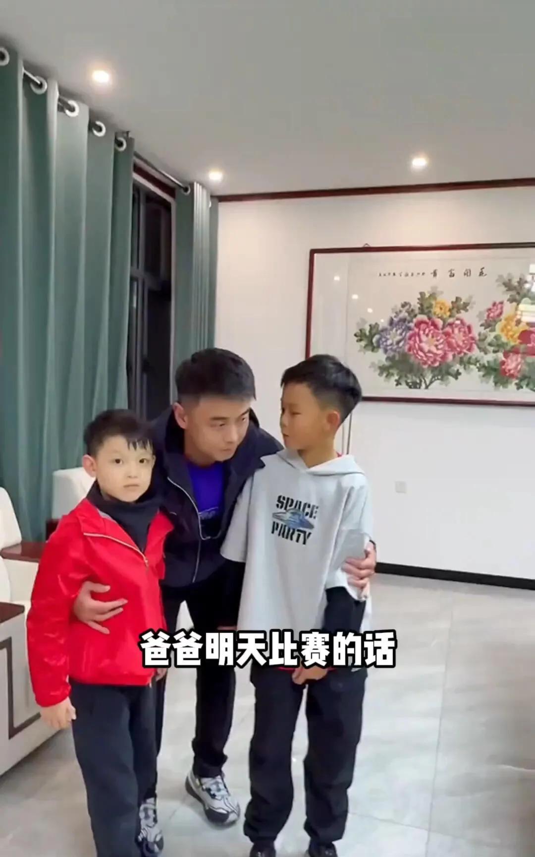 王皓的两个儿子，正式见面了！
一个父亲，两个小儿子，幸福的皓扫，这是嫂子拍的！