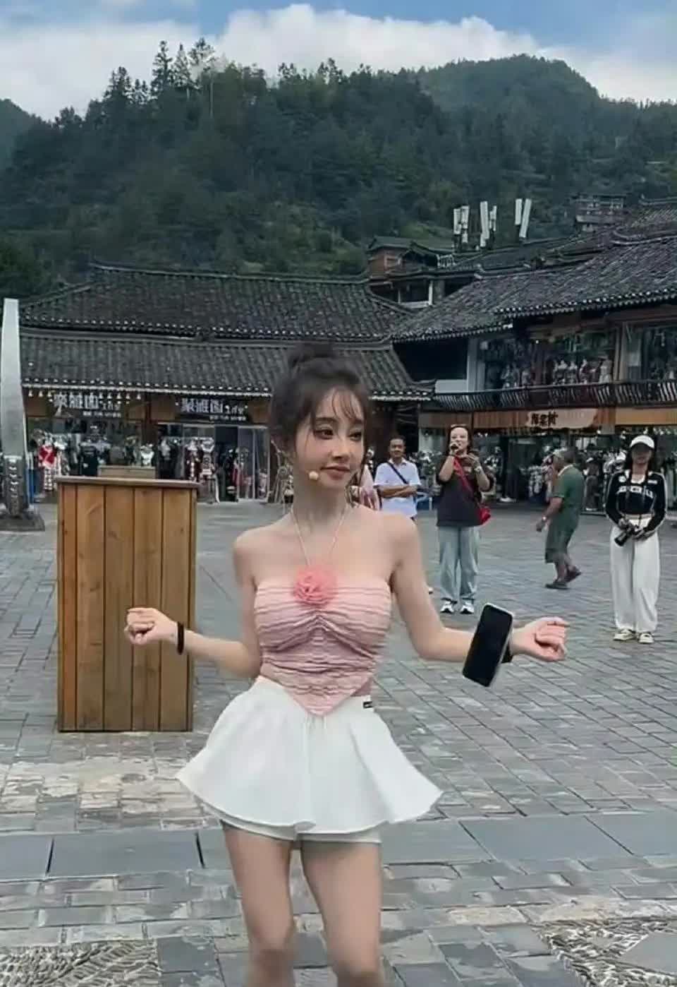 曾经风靡全网的第一网红冯提莫，身价千万，如今怎么沦落到这种地步了？身材不错长相也