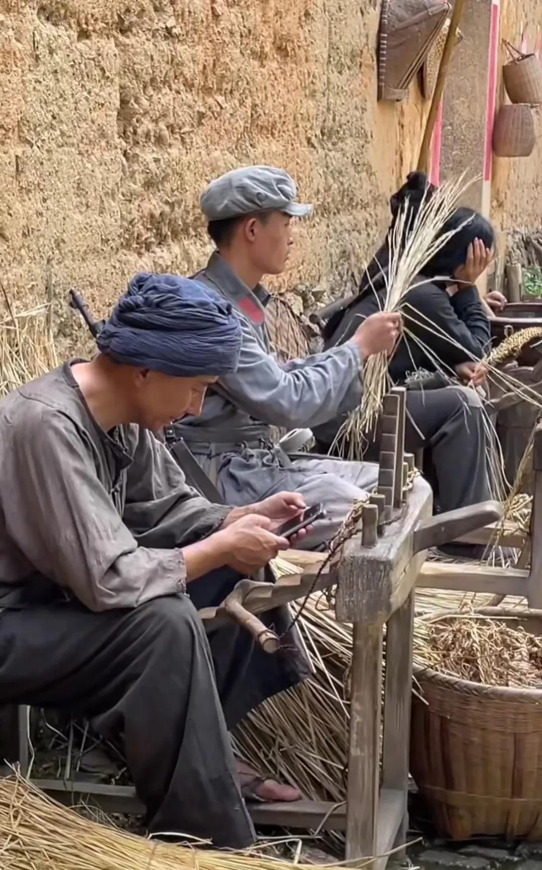 士兵的旧军服，草鞋，墙上贴的标语，还有坐着编草鞋的跟长征契合度很高。
以上这些是