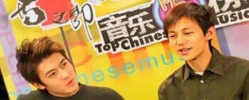 2002年，何炅采访陈冠希，陈冠希全程对着他轻蔑地冷笑，何炅斥责：“请你尊重我。